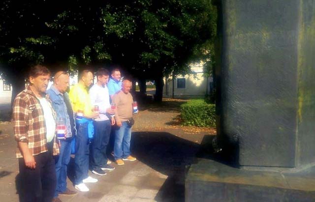 Odavanje počasti poginulima kod spomenika u centru Grada                                                                                                                                                                                                  